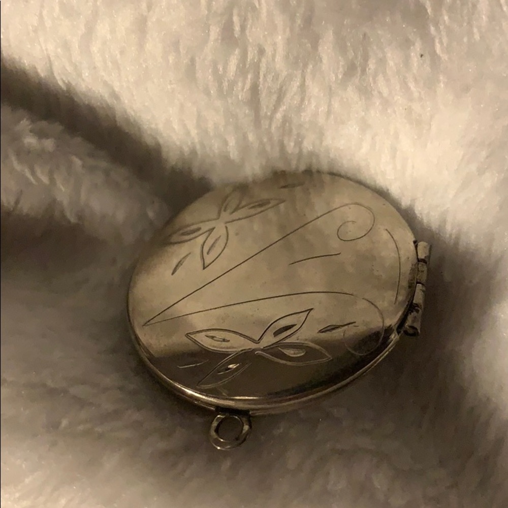 Vintage Etched Locket - No Chain/Just Locket - Picture 5 of 6